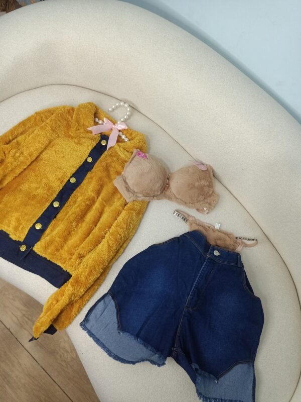 طقم قميص مع أزرار و شورت جينز